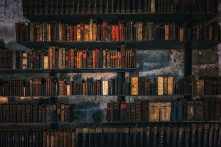 What's Your Bookshelf Organization Method?